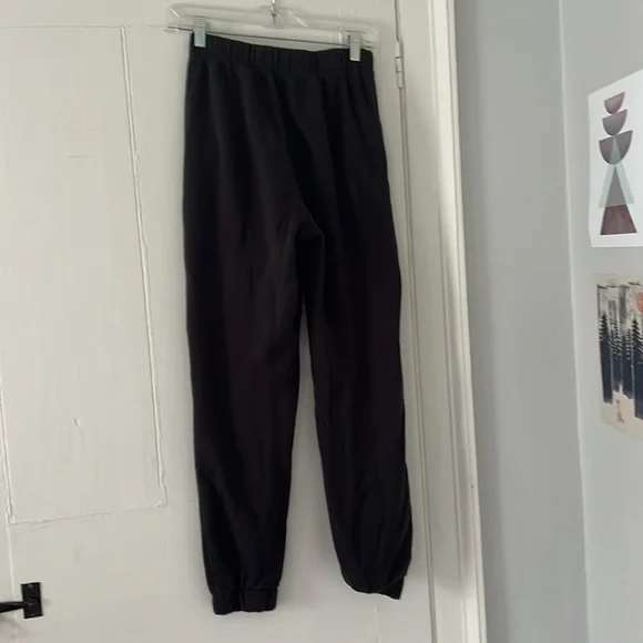 Dark grey engraved daisy, ultra high rise Hollister sweatpants - Picture 3 of 3